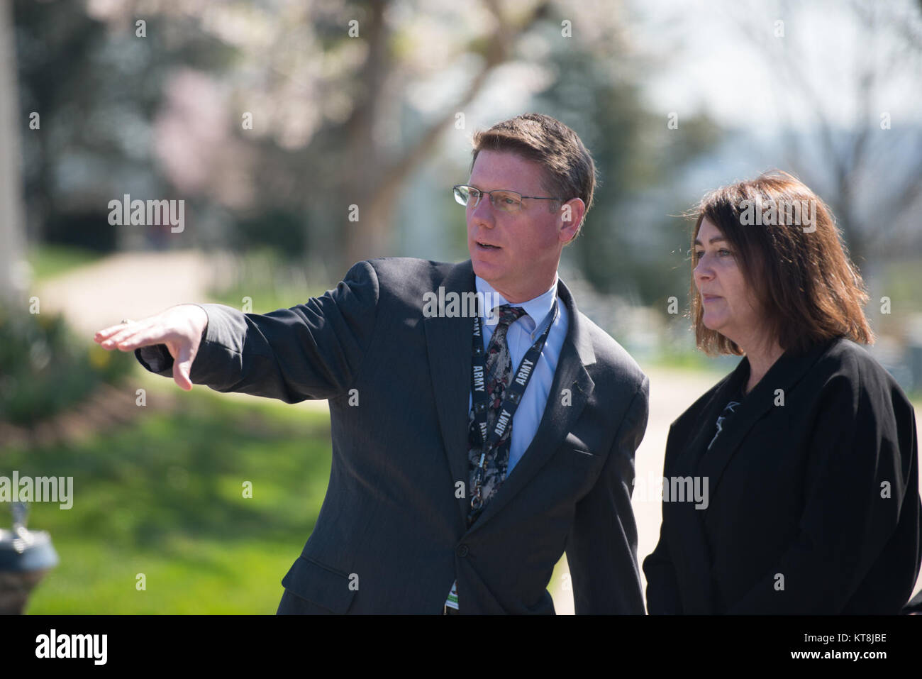 Bronagh, clé droite, épouse du Premier Ministre de la Nouvelle-Zélande John Key, reçoit une visite du cimetière national d'Arlington, de directeur des événements et cérémonies Dave Kammen, gauche, 30 mars 2016 à Arlington, Va., Key a déposé une couronne sur la Tombe du Soldat inconnu et visité plusieurs sites dans le cimetière. (U.S. Photo de l'armée par Rachel Larue/Arlington National Cemetery/libérés) Banque D'Images