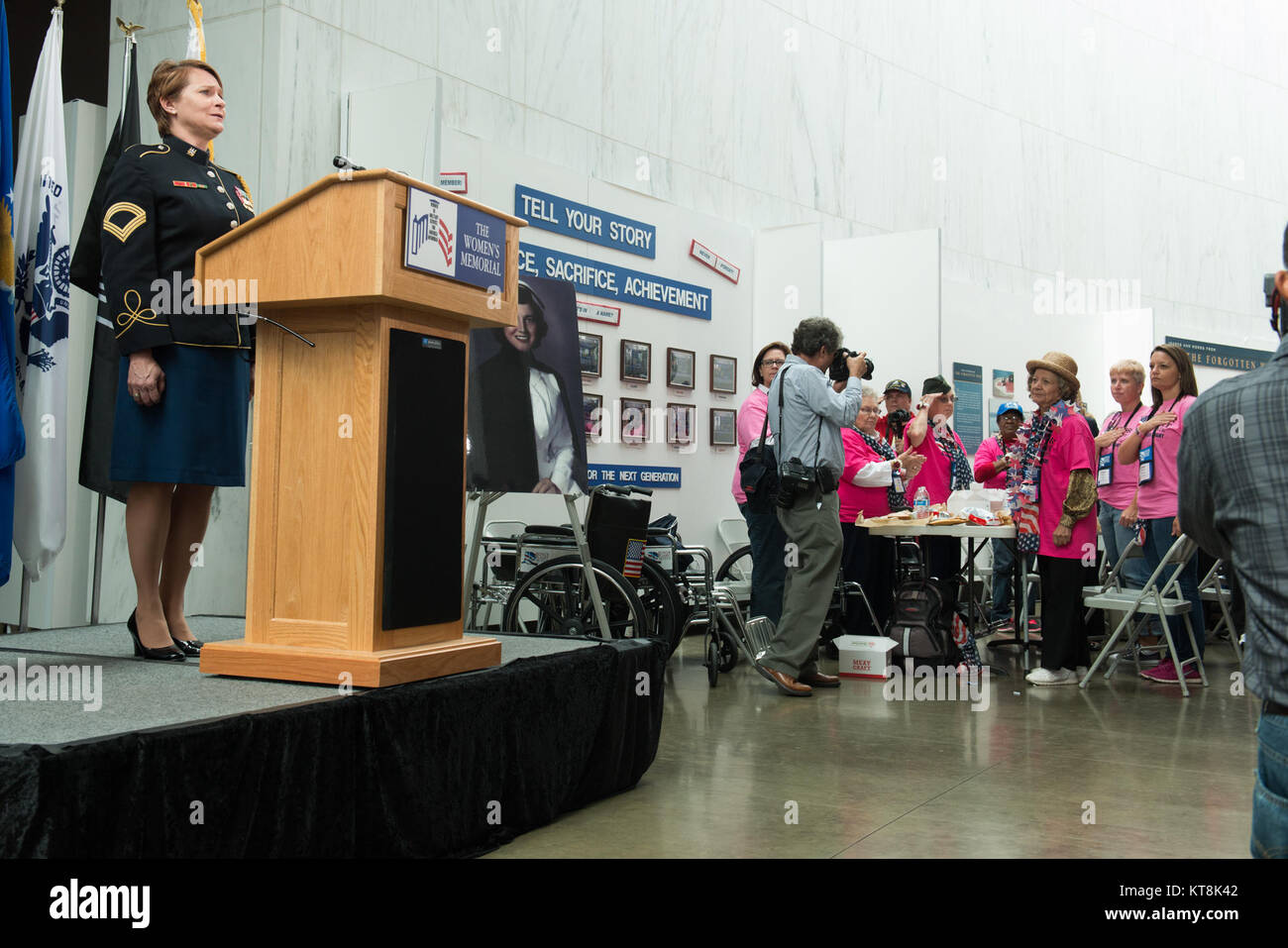 Le sergent-chef. Leigh Ann Hinton, la U.S. Army Band "Pershing's propre," chante l'hymne national avant le début d'une cérémonie à l'égard des femmes pour le service militaire pour l'Amérique le 22 septembre 2015 Memorial, à Arlington, Va. présents fut la première femme honneur vol dans les États-Unis. Les 75 anciens combattants de la Seconde Guerre mondiale, guerre de Corée et la guerre du Vietnam, ainsi que 75 accompagnateurs, qui étaient aussi des femmes ou des anciens combattants militaires en service actif. (U.S. Photo de l'armée par Rachel Larue/libérés) Banque D'Images