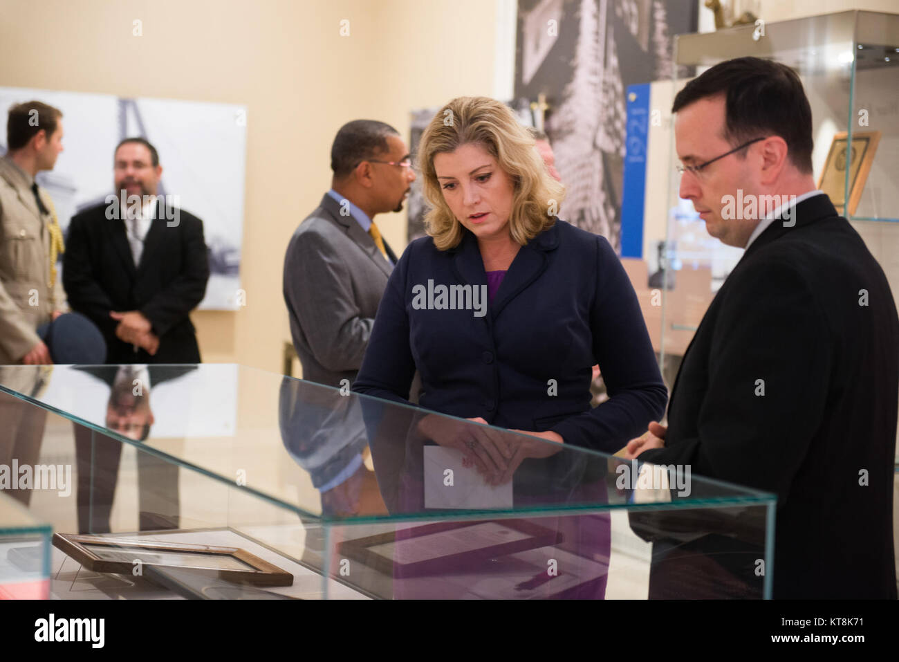 Timothy Frank, droite, l'un des historiens du Cimetière National d'Arlington, parle de l'histoire de la Tombe du Soldat inconnu avec Penny Mordaunt, MP, Ministre du Royaume-Uni d'État aux Forces armées, deuxième à partir de la droite, dans la salle d'exposition du Souvenir au Cimetière National d'Arlington, le 4 septembre 2015, à Arlington, en Virginie (É.-U. Photo de l'armée par Rachel Larue/libérés) Banque D'Images