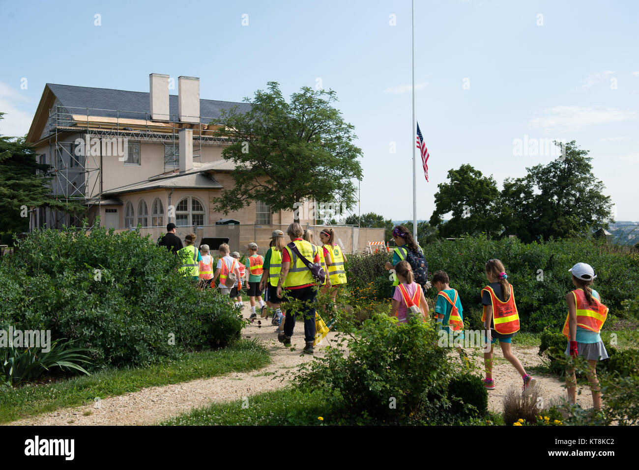 Les jeunes bénévoles de suivre un historien du Cimetière National d'Arlington sur une tournée au cours de l'Association nationale des professionnels du paysage et de renouvellement annuel des 19e souvenir au Cimetière National d'Arlington, le 16 juillet 2015. Plus de 400 bénévoles ont travaillé sur 200 du cimetière de 624 acres. Une partie des travaux effectués a été paillis, taille, désherbage, plantation, le chaulage et l'application de gypse. (U.S. Photo de l'armée par Rachel Larue/libérés) Banque D'Images