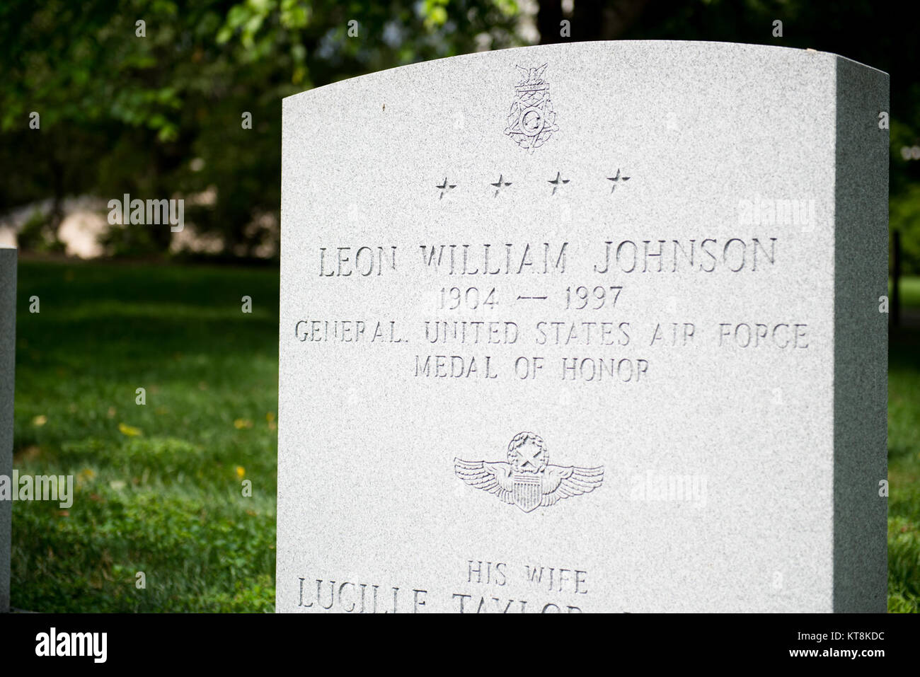 U.S. Air Force Le Général Leon William Johnson, né le 13 septembre 1904 et décédé le 10 novembre 1997, est enterré dans la section 7A, Tombe 209 de Arlington National Cemetery. Johnson est un récipiendaire de la médaille d'honneur. (U.S. Photo de l'armée par Rachel Larue/libérés) Banque D'Images