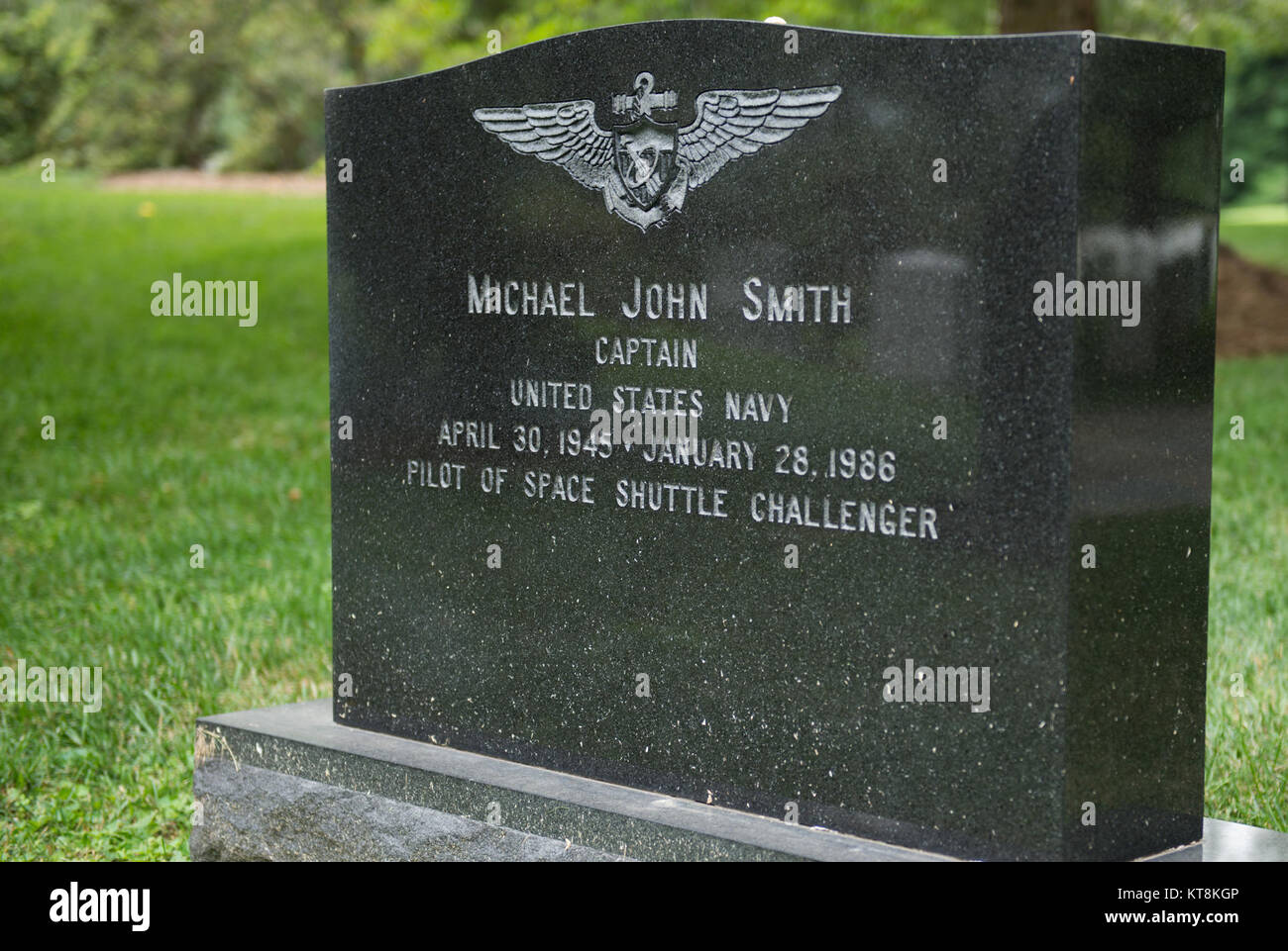 Le capitaine Michael J. Smith, enterré dans la section 7A, 208-1 grave de Arlington National Cemetery, a été tué dans la 28 Janvier, 1986, explosion de la navette spatiale Challenger. D'une marine à l'honneur du service commémoratif a eu lieu à l'Old Post Office à Fort Myer. (U.S. Photo de l'armée par Rachel Larue/libérés) Banque D'Images
