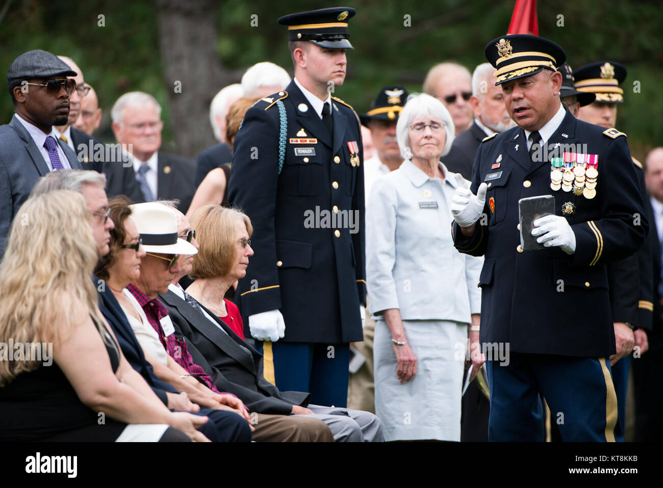 Aumônier de l'armée américaine (Lt. Le colonel) Timothy Hubbs parle au cours d'un service à la section 60 du Cimetière National d'Arlington, le 17 juin 2015 à Arlington, Va., quatre soldats de l'armée américaine, l'Adjudant-chef 3 James L. Phipps, l'Adjudant-chef 3 Rainer S. Ramos, le s.. Warren Newton et la CPS. Fred J. Secrist, avaient disparu pendant la guerre du Vietnam et ont été enterrés en tant que groupe dans un même cercueil. Selon le ministère de la Défense, "Le 9 janvier 1968, l'équipage était en mission sur Quang Tin Province (maintenant partie de la province de Quang Nam), le Vietnam du Sud, lorsque le Huey a été frappé par le feu au sol, Banque D'Images