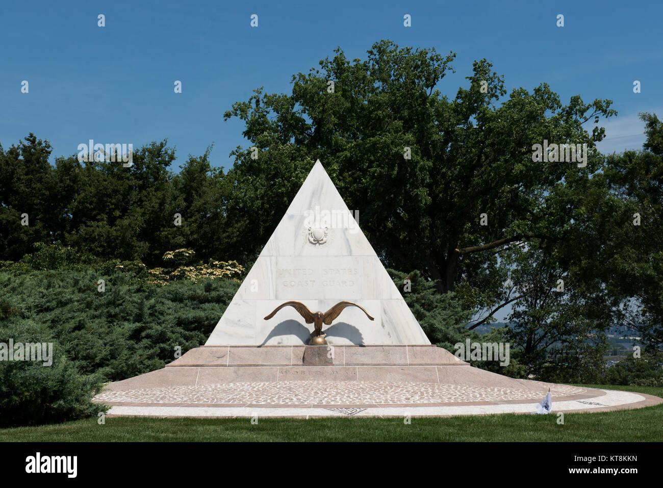 La construction de la Garde côtière des États-Unis Memorial, situé à Arlington National Cemetery, a été invité par deux tragiques épisodes de l'histoire de la Garde côtière. Le 21 septembre 1918, le cutter Seneca a été perdue lors de la tentative de sauver le navire britannique Wellington, qui a été torpillé dans le golfe de Gascogne et cinq jours plus tard, le 26 septembre. 1918, le cutter Tampa a été coulé par un sous-marin ennemi dans la chaîne britannique. Les noms de ceux à bord du Seneca et le Tampa, ainsi que tous les membres du personnel de la Garde côtière qui ont perdu la vie au cours de la Grande Guerre, sont inscrits sur les côtés du monument. (Nous. Un Banque D'Images