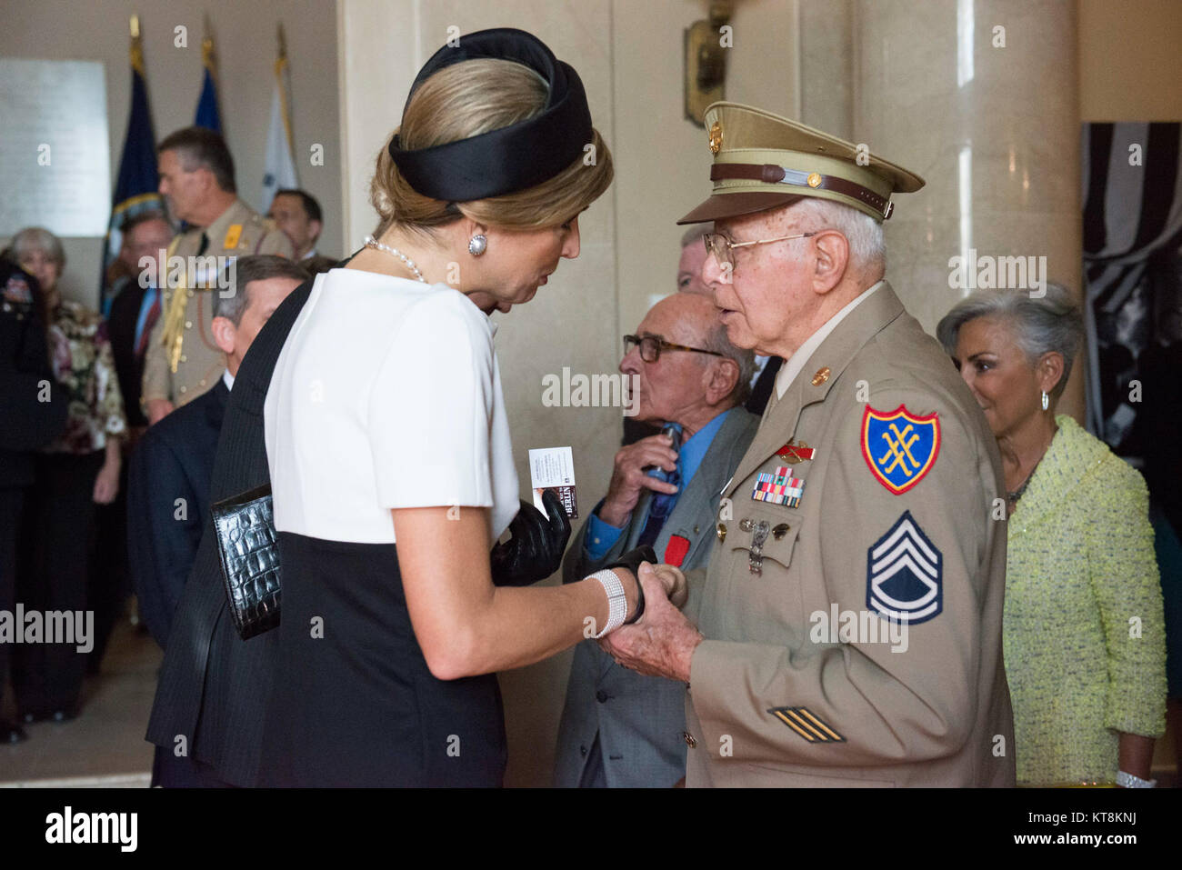 Sa Majesté la Reine Máxima des Pays-Bas se réunit avec la Seconde Guerre mondiale et de la guerre de Corée dans l'ancien combattant Don Bertino Affichage Prix commémoratif dans le Cimetière National d'Arlington, le 1 juin 2015 à Arlington, Va., le couple royal a déposé une couronne sur la Tombe du soldat inconnu puis rencontre avec les anciens combattants et les femmes qui ont travaillé comme "Rosies" pendant la Seconde Guerre mondiale. (U.S. Photo de l'armée par Rachel Larue) Banque D'Images