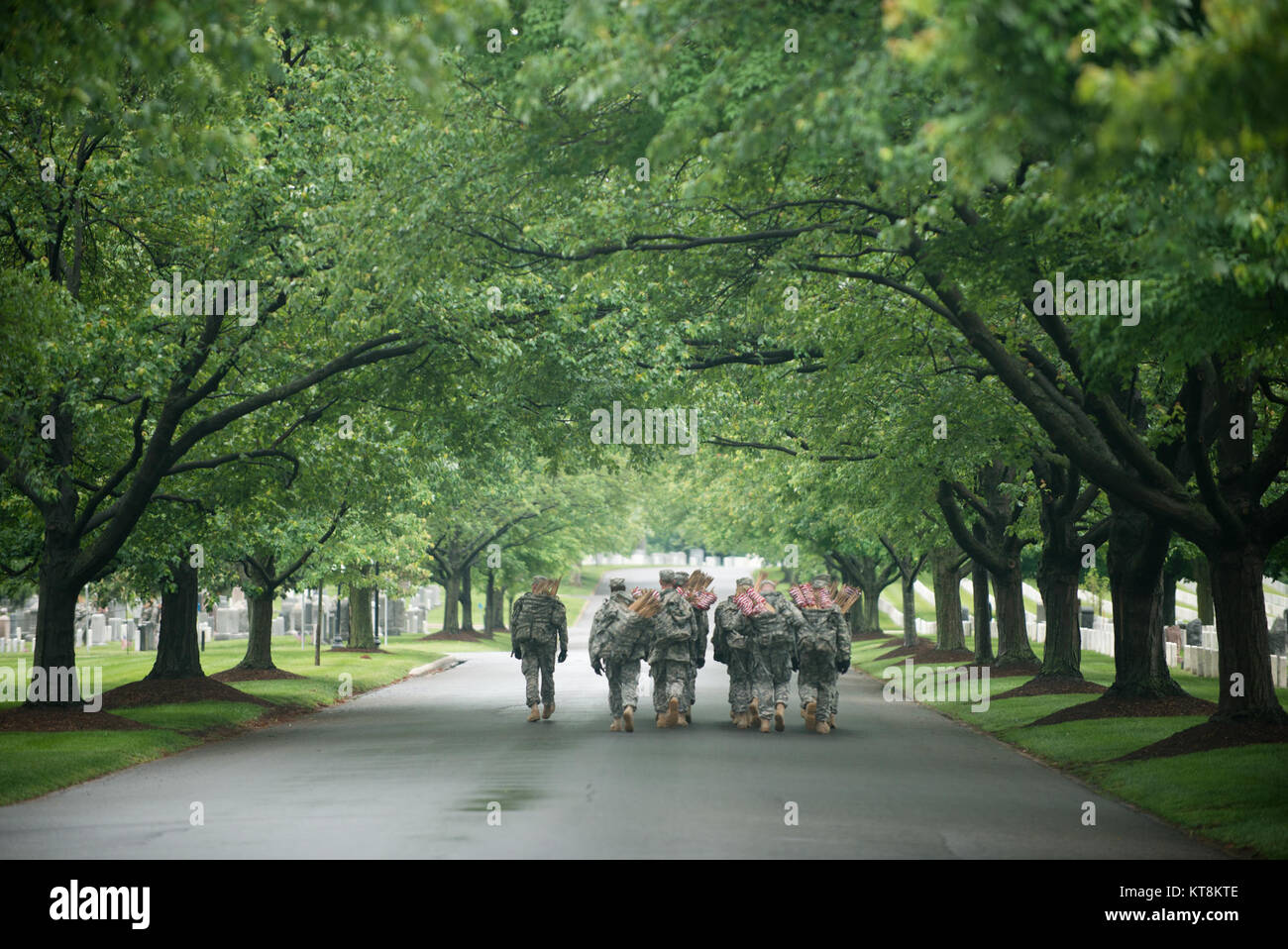 Soldats, portant des drapeaux américains, en mars McPherson Drive dans le Cimetière National d'Arlington au cours de "drapeaux", en mai 21, 2015, dans la région de Arlington, Va. Au cours de "Flags" dans la vieille garde places 228 000 drapeaux à chaque pierre tombale. (U.S. Photo de l'armée par Rachel Larue/libérés) Banque D'Images