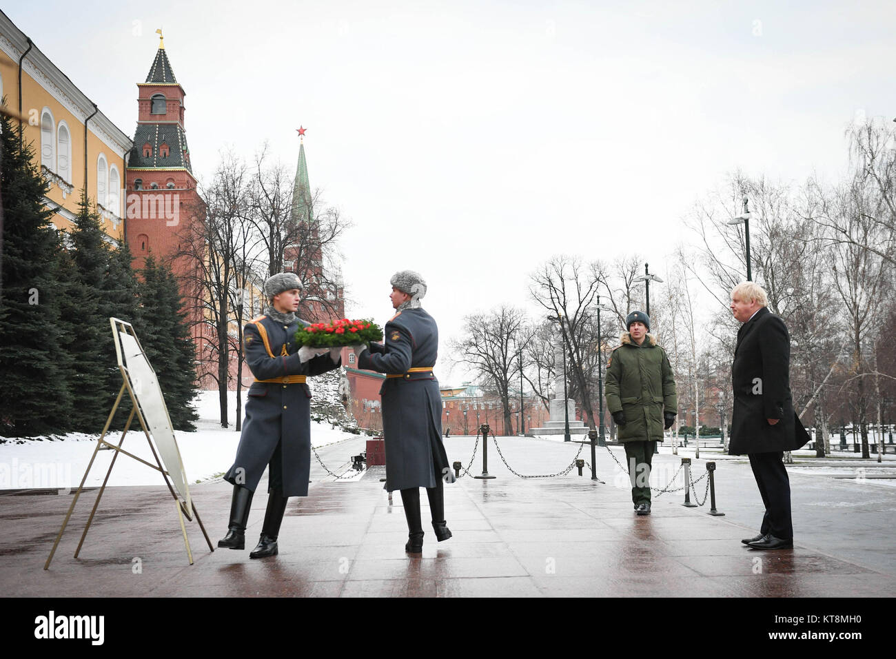 Secrétaire des affaires étrangères, Boris Johnson, au cours d'une gerbe sur la Tombe du Soldat inconnu à Moscou. Banque D'Images