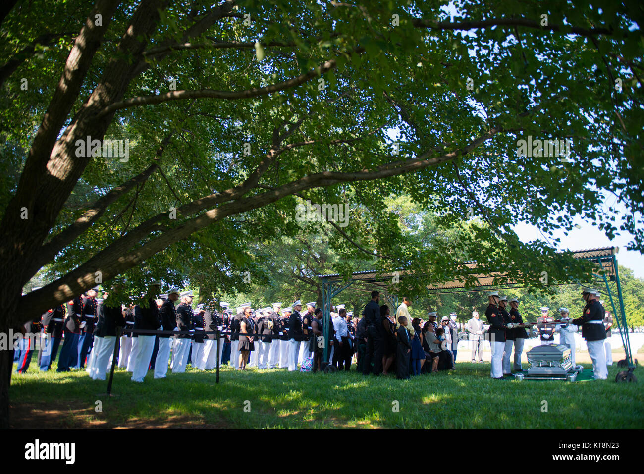 Les membres du Corps des Marines des États-Unis sur la garde d'honneur de prendre part au service pour Marine Le Sgt. Julian Kevianne au Arlington National Cemetery's section 60, Arlington, Va., Août 3, 2017. Kevianne ont péri dans un accident d'Hercules KC-130T dans le Mississippi le 10 juillet 2017. (U.S. Photo de l'armée par Elizabeth Fraser/Arlington National Cemetery/libérés) Banque D'Images