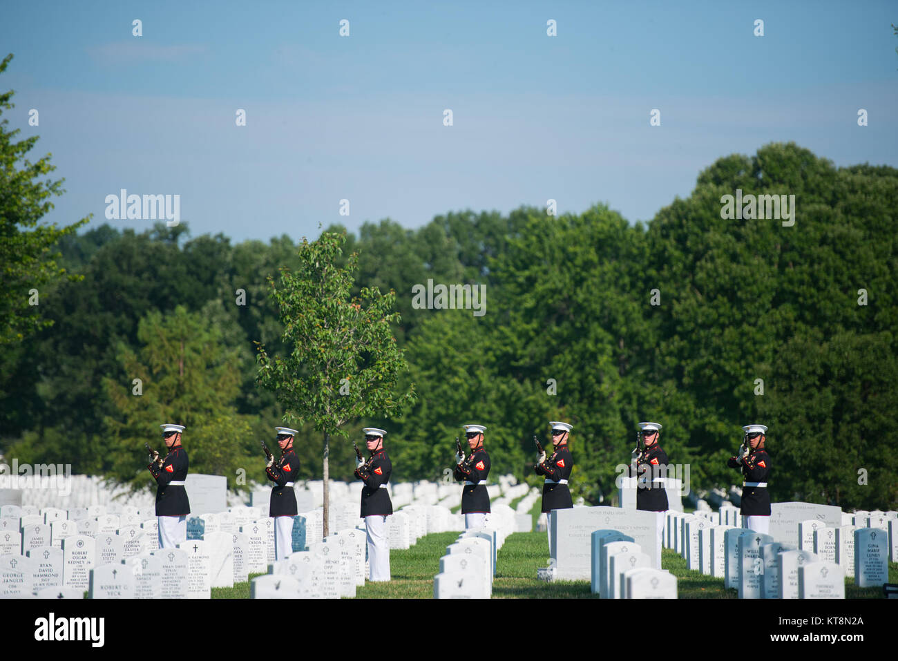 Les membres du Corps des Marines des États-Unis sur la garde d'honneur effectuer une salve d'au cours de la service pour Marine Le Sgt. Julian Kevianne au Arlington National Cemetery's section 60, Arlington, Va., Août 3, 2017. Kevianne ont péri dans un accident d'Hercules KC-130T dans le Mississippi le 10 juillet 2017. (U.S. Photo de l'armée par Elizabeth Fraser/Arlington National Cemetery/libérés) Banque D'Images