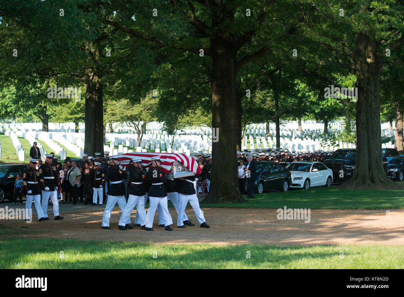 Les membres du Corps des Marines des États-Unis sur la garde d'honneur de prendre part au service pour Marine Le Sgt. Julian Kevianne au Arlington National Cemetery's section 60, Arlington, Va., Août 3, 2017. Kevianne ont péri dans un accident d'Hercules KC-130T dans le Mississippi le 10 juillet 2017. (U.S. Photo de l'armée par Elizabeth Fraser/Arlington National Cemetery/libérés) Banque D'Images