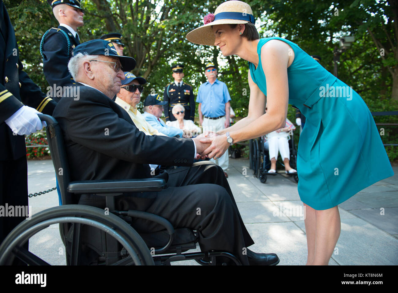 Mme Katharine Kelley, surintendant, le Cimetière National d'Arlington présente l'USS Arizona Les survivants avec un don au cimetière national d'Arlington, Arlington, Va., le 21 juillet 2017. Les survivants ont participé plus tôt dans les Forces armées une cérémonie de dépôt de gerbes sur la tombe en reconnaissance de l'attaque sur le cuirassé USS Arizona, naval, et les 1 777 hommes qui ont été tués pendant l'attaque sur Pearl Harbor le 7 décembre 1941. (U.S. Photo de l'armée par Elizabeth Fraser / Arlington National Cemetery / relâché). Banque D'Images