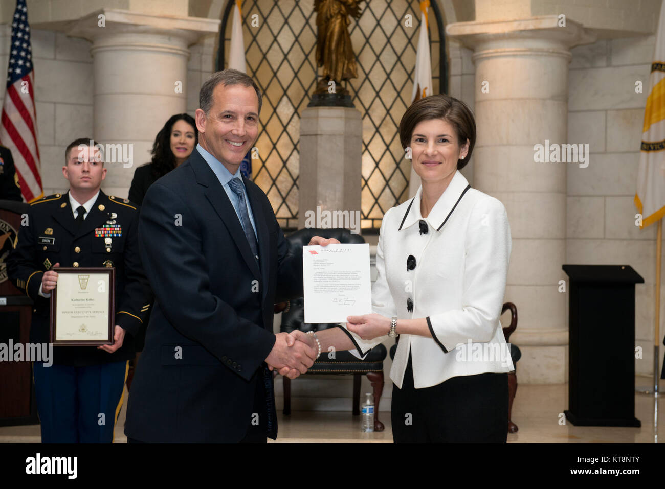 Katharine Kelley, droite, surintendant, le Cimetière National d'Arlington, reçoit le secrétaire de l'Armée lettre de Gerald B. O'Keefe, adjointe administrative au secrétaire de l'armée, Senior Executive Service lors de sa cérémonie d'intronisation, le 2 mars 2017 à Arlington, Va., la cérémonie a eu lieu dans le plus bas niveau de l'amphithéâtre du souvenir dans le cimetière. (U.S. Photo de l'armée par Rachel Larue/Arlington National Cemetery/libérés) Banque D'Images