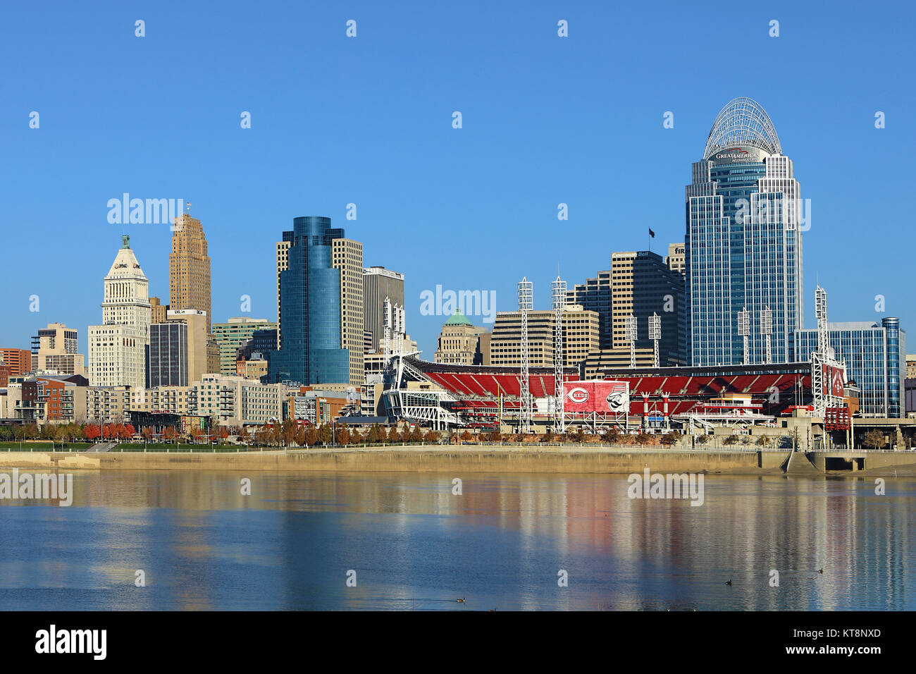 Le Great American Ballpark à Cincinnati avec en premier plan la rivière Ohio Banque D'Images