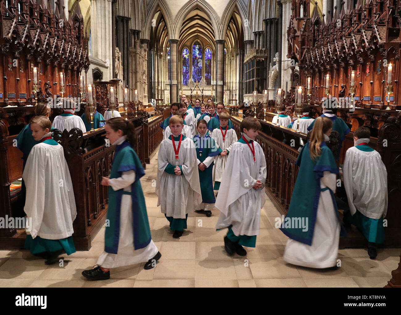 Les choristes de la cathédrale de Salisbury école pendant un photocall à la cathédrale de Salisbury avant leurs spectacles de Noël, qui va les voir chanter 8 grands services au cours des 4 jours jusqu'à 10 000 personnes. Banque D'Images