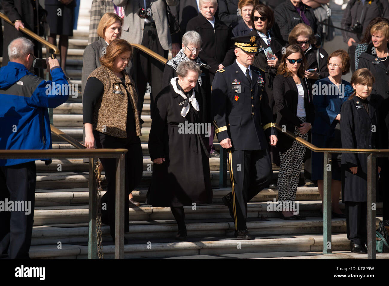 Les membres de l'Arlington Mesdames sont escortés par le général Bradley A. Becker, général commandant la Force Conjointe Headquarters-National la capitale nationale et l'armée américaine District militaire de Washington, à la Tombe du Soldat inconnu au cimetière national d'Arlington, le 15 novembre 2016, à Arlington, en Virginie, l'Arlington Mesdames déposé une couronne sur la tombe. (U.S. Photo de l'armée par Rachel Larue/Arlington National Cemetery/libérés) Banque D'Images