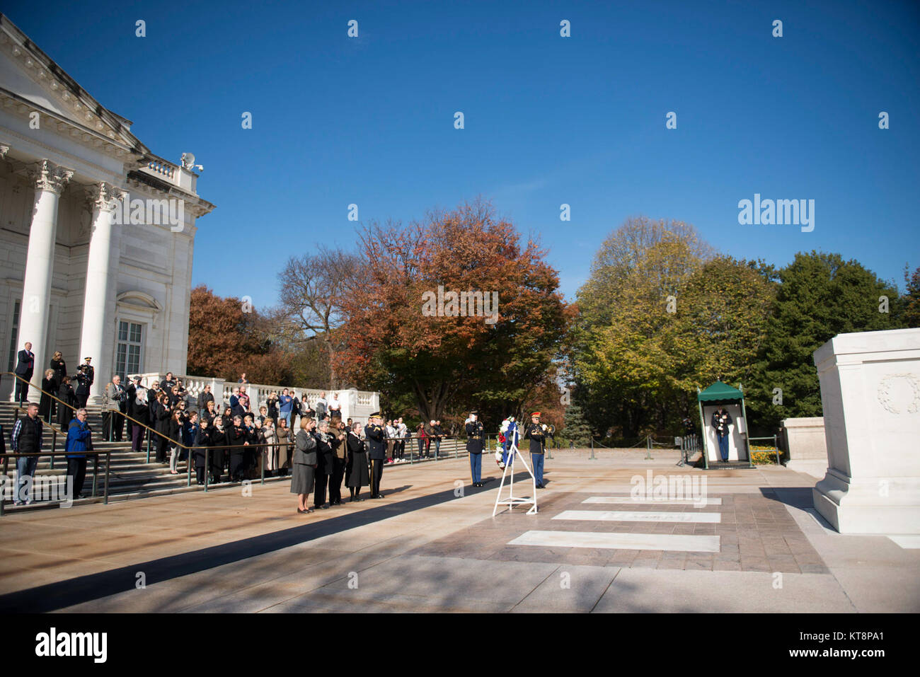 Arlington place Chers une gerbe sur la Tombe du Soldat inconnu au cimetière national d'Arlington, le 11 novembre 2016, à Arlington, en Virginie. par le général Bradley A. Becker, général commandant la Force Conjointe Headquarters-National la capitale nationale et l'armée américaine District militaire de Washington, escorté les dames. (U.S. Photo de l'armée par Rachel Larue/Arlington National Cemetery/libérés) Banque D'Images