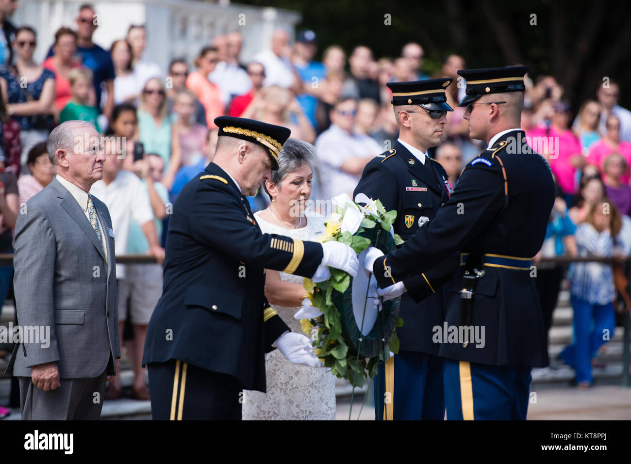 Le Général Mark Milley, deuxième à gauche, 39e Chef d'état-major de l'armée, et Candy Martin, président American Gold Star Mothers Inc., une gerbe sur la Tombe du Soldat inconnu au cimetière national d'Arlington, 25 septembre 2016 à Arlington, Va., la couronne a été mis à l'honneur de la 80e étoile d'or de la Fête des Mères. (U.S. Photo de l'armée par Rachel Larue/Arlington National Cemetery/libérés) Banque D'Images