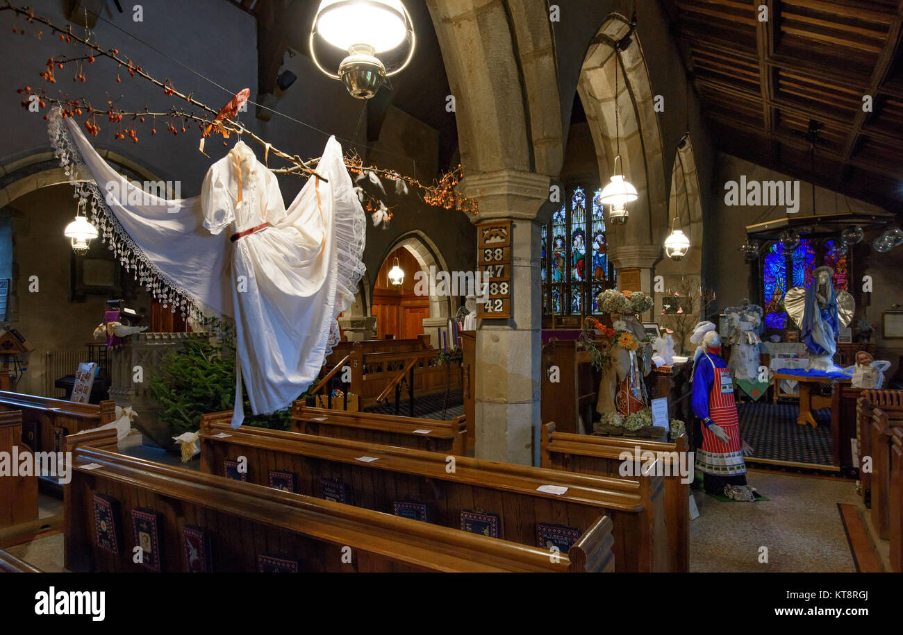 L'écaillage, Preston, Lancashire, Royaume-Uni. Dec 22, 2017. L'Ange Festival à Église de Saint-Barthélemy, à l'effritement, Preston, Lancashire, où les membres de la communauté ont fait des anges pour être affiché pendant la période des fêtes. Crédit : John Eveson/Alamy Live News Banque D'Images