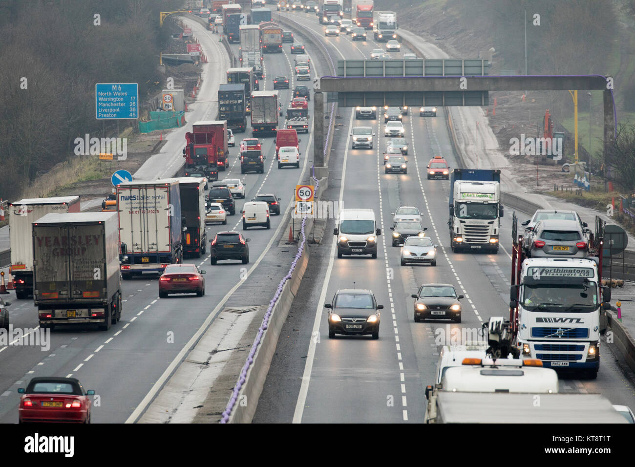 Le trafic important le long de l'autoroute M6 avec tous les trois voies dans les deux sens plein de la circulation à proximité de la jonction Sandbach, Cheshire, Royaume-Uni Banque D'Images