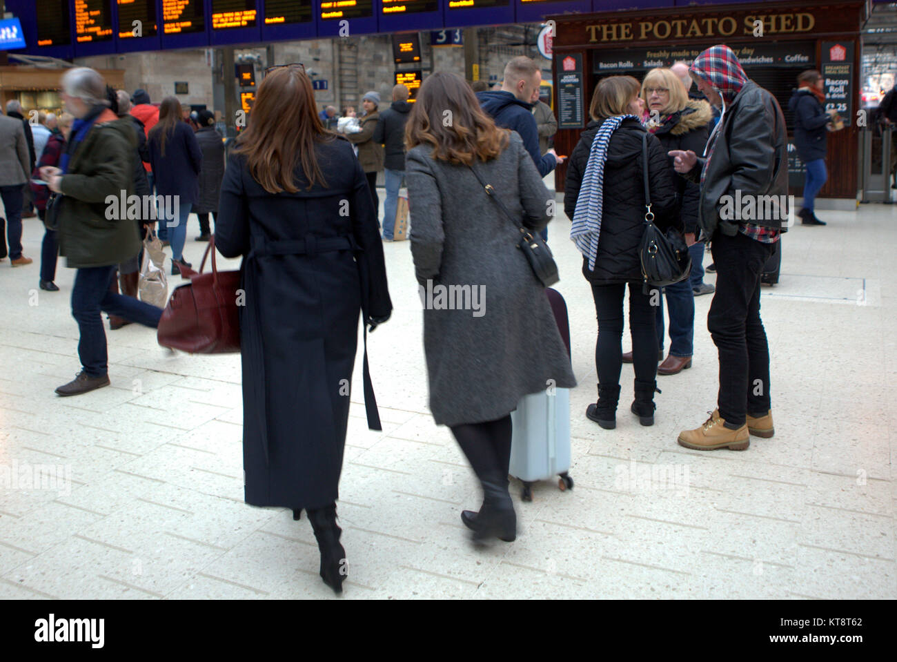 Glasgow, Ecosse, le 22 décembre. Début précoce de la 'Frantic Vendredi' getaway a vu la gare centrale de Glasgow bourdonnement tôt le matin Gerard crédit Ferry/Alamy news Banque D'Images