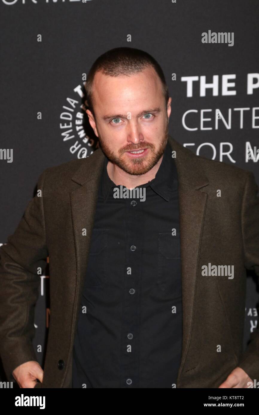 Los Angeles, CA. Dec 21, 2017. Aaron Paul devant le hall des arrivées pour le Paley Center for Media présente : LE CHEMIN Saison 3 Premiere, le Paley Center for Media, Los Angeles, CA, 21 décembre 2017. Credit : Priscilla Grant/Everett Collection/Alamy Live News Banque D'Images