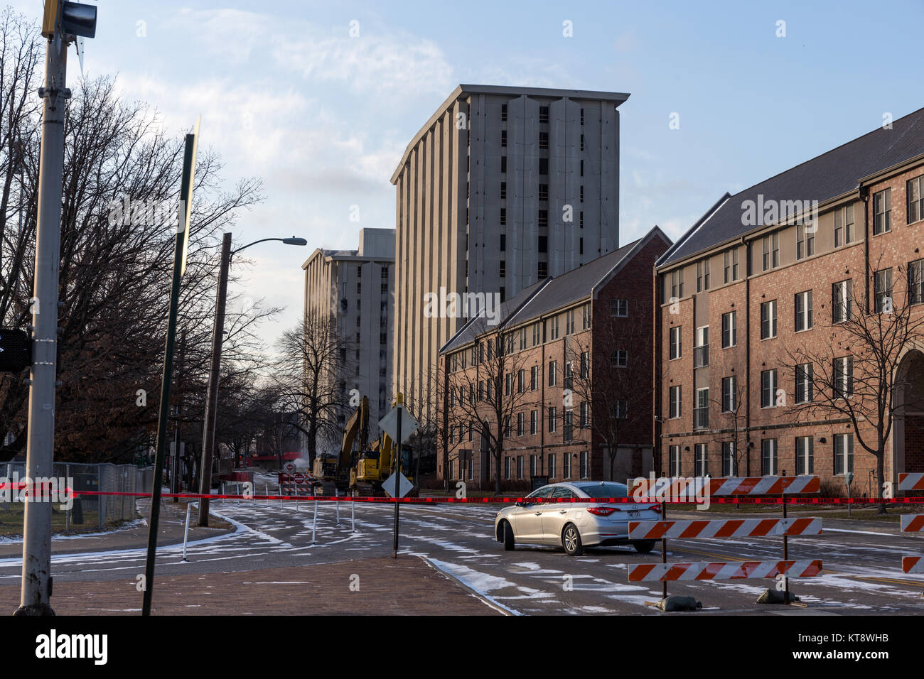 L'Université du Nebraska, USA . 22 Décembre, 2017. L'Cather et Pound Résidences universitaires sur l'University of Nebraska - Lincoln city campus tomber dans un nuage de poussière lors de leur implosion contrôlée. Credit : LorenRyePhoto/Alamy Live News Banque D'Images