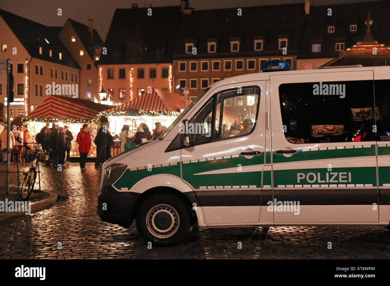 21 Décembre, 2017 - Nuremberg, Bavière, Allemagne - après l'attaque de l'an dernier sur un marché de Noël à Berlin, tous les marchés en Allemagne sont renforcées avec barrières en béton et la protection de la police. (Crédit Image : © Nicolas Muller/SOPA via Zuma sur le fil) Banque D'Images
