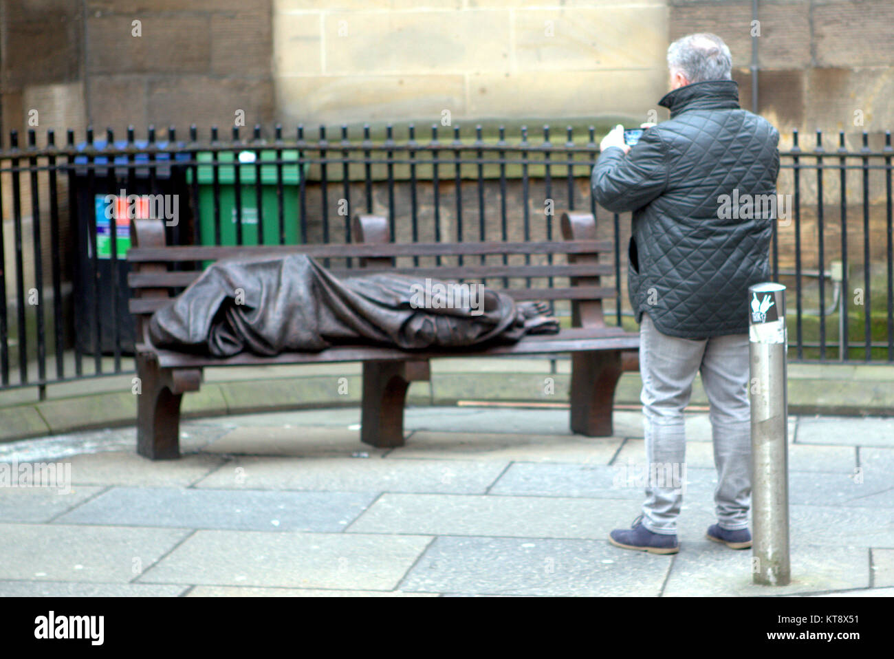 Glasgow, Ecosse, le 22 décembre. Les sans-abri maintenant une attraction touristique de la ville avec le nouveau monde célèbre statue de Jésus sans-abri dans la région de Nelson Mandela et la nouvelle comédie de mendiants. Credit : Gérard ferry/Alamy Live News Banque D'Images