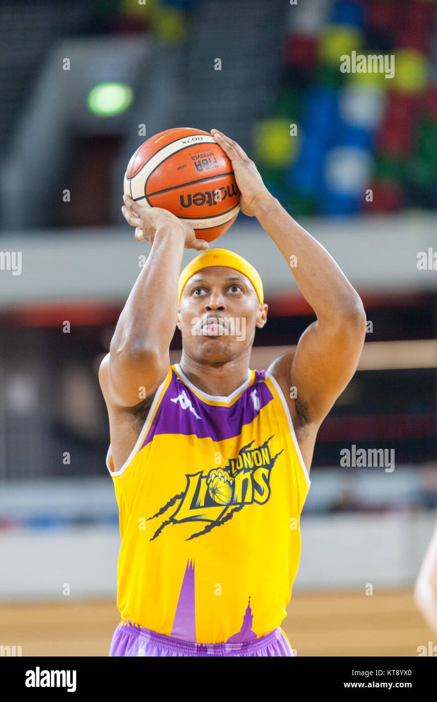 Boîte de cuivre Arena, London, 22 déc 2017. Les Lions' Andre Lockhart prend un coup franc. Les tensions exacerbées dans la British Basketball League match entre l'équipe d'accueil Lions Londres et Plymouth vous Raiders. Les Lions gagner 95-67. Credit : Imageplotter News et Sports/Alamy Live News Banque D'Images