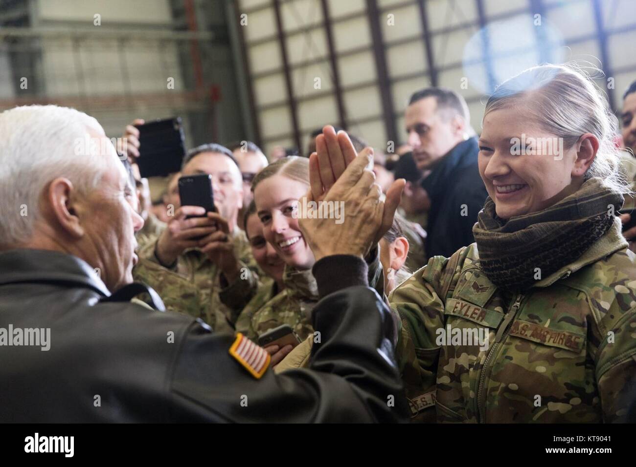 Le Vice-président américain Mike Pence service accueille les membres durant une visite de Noël à la base aérienne de Bagram, le 21 décembre 2017 à Bagram, en Afghanistan. Pence a montré son soutien pour le gouvernement afghan et a mis en garde le Pakistan voisin de cesser d'héberger des groupes militants. Banque D'Images