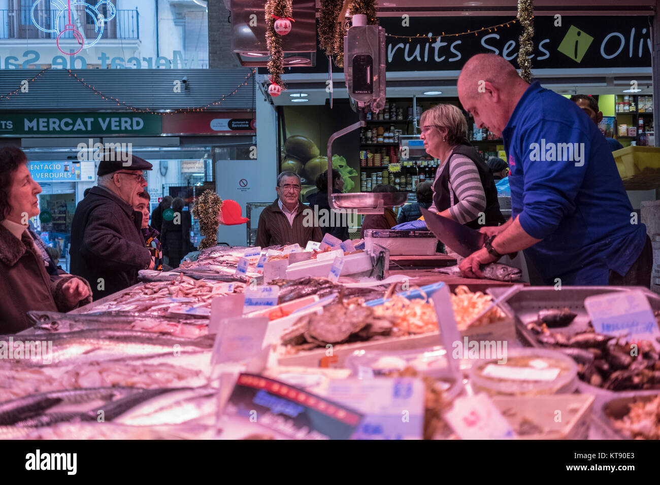 Les citoyens de Barcelone avec leurs achats quotidiens jour après les élections régionales de Catalogne à Sants Market 22 décembre 2017. Banque D'Images