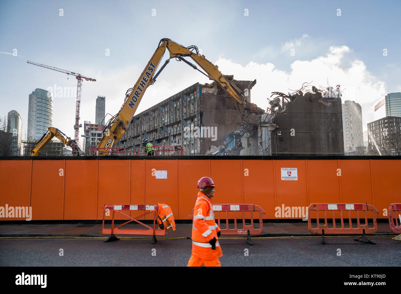 Londres, Royaume-Uni. Dec 22, 2017. La démolition continue de Robin Hood Gardens, l'ensemble immobilier de l'après-guerre dans l'Est de Londres conçu par les exposants de nouveau brutalisme, Alison et Peter Smithson. Crédit : Guy Josse/Alamy Live News Banque D'Images