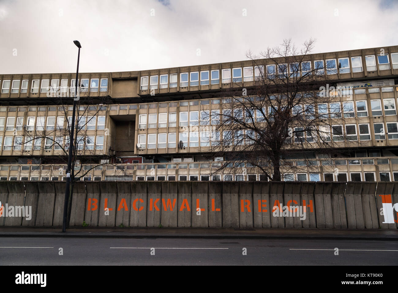 Londres, Royaume-Uni. Dec 22, 2017. La démolition continue de Robin Hood Gardens, l'ensemble immobilier de l'après-guerre dans l'Est de Londres conçu par les exposants de nouveau brutalisme, Alison et Peter Smithson. Crédit : Guy Josse/Alamy Live News Banque D'Images