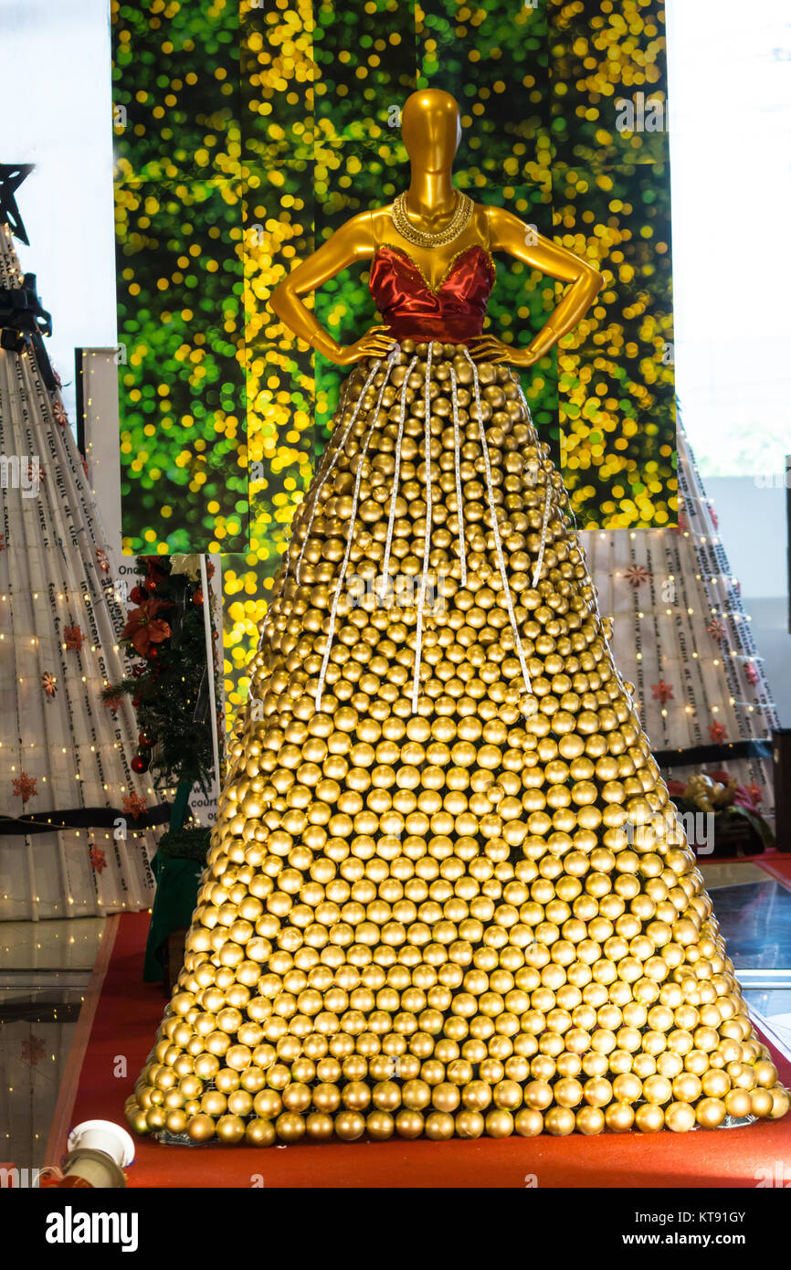 La ville de Cebu, aux Philippines. 26Th Dec 2017. Un arbre de Noël artistique par Robinsons Department store.L'arbre est l'un des quelque 18 autres arbres artistique faisant partie du Festival des arbres affichage à Robinsons Galleria Mall, à Cebu, aux Philippines.Les organismes de bienfaisance locaux bénéficient de dons faits par le public à l'arbre de leur choix qui correspond à un bénéficiaire. Credit : gallerie2/Alamy Live News Banque D'Images