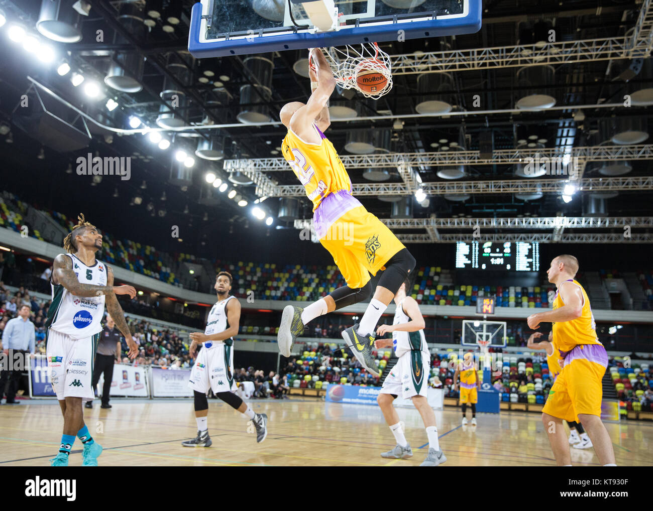 Londres, Royaume-Uni. Dec 22, 2017. Boîte de cuivre Arena, London. British Basketball League match entre l'équipe d'accueil Lions Londres et Plymouth vous Raiders. Les Lions gagner 95-67. Brandon des lions avec le Peel dunk. Credit : carol moir/Alamy Live News Banque D'Images