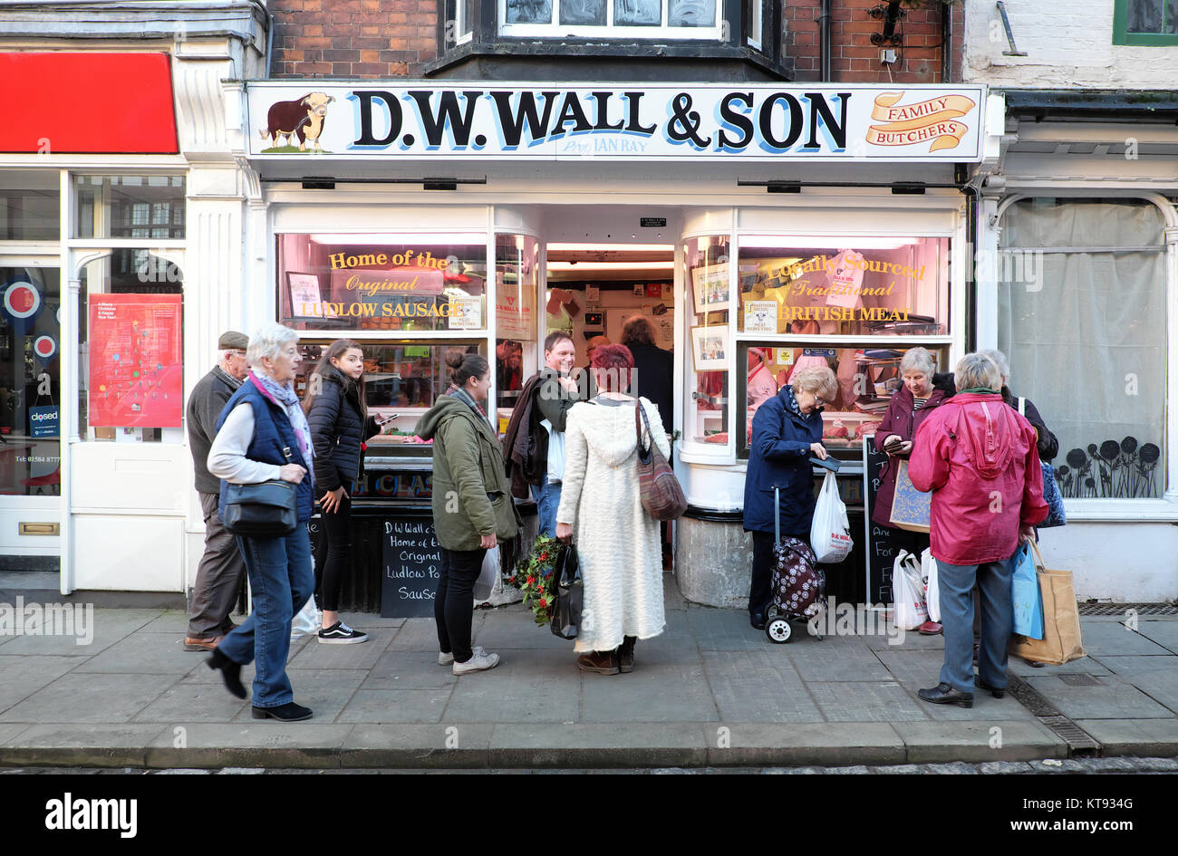 Ludlow, Shropshire, ANGLETERRE - 23 Décembre, 2017. File d'attente des clients pour recueillir leur viande fraîche de Noël les commandes provenant de l'un des bouchers de la famille dans la ville de marché de Ludlow - Crédit : Steven Mai/Alamy Live News Banque D'Images