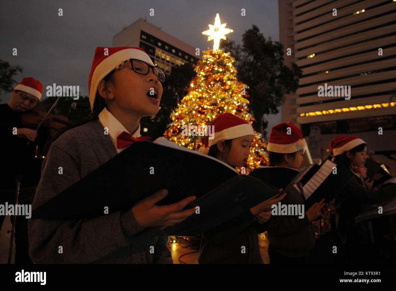 Hong Kong, Chine. 26Th Dec 2017. Les enfants chantent Noël dans le centre financier au niveau central. Les citoyens de Hong Kong sont prêts à célébrer Noël demain. 23-déc.2017 Hong Kong.ZUMA/Liau Chung Ren : Crédit Liau Chung Ren/ZUMA/Alamy Fil Live News Banque D'Images