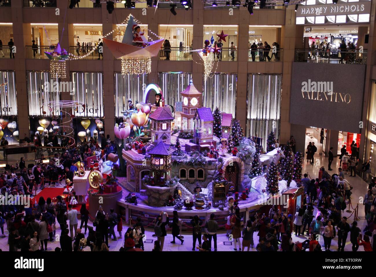 Hong Kong, Chine. 26Th Dec 2017. Noël Décoration élaborée est actuellement mis en place à l'intérieur de centre commercial Central. Les citoyens de Hong Kong sont prêts à célébrer Noël demain. 23-Déc 2017 Hong Kong.ZUMA/Liau Chung Ren : Crédit Liau Chung Ren/ZUMA/Alamy Fil Live News Banque D'Images