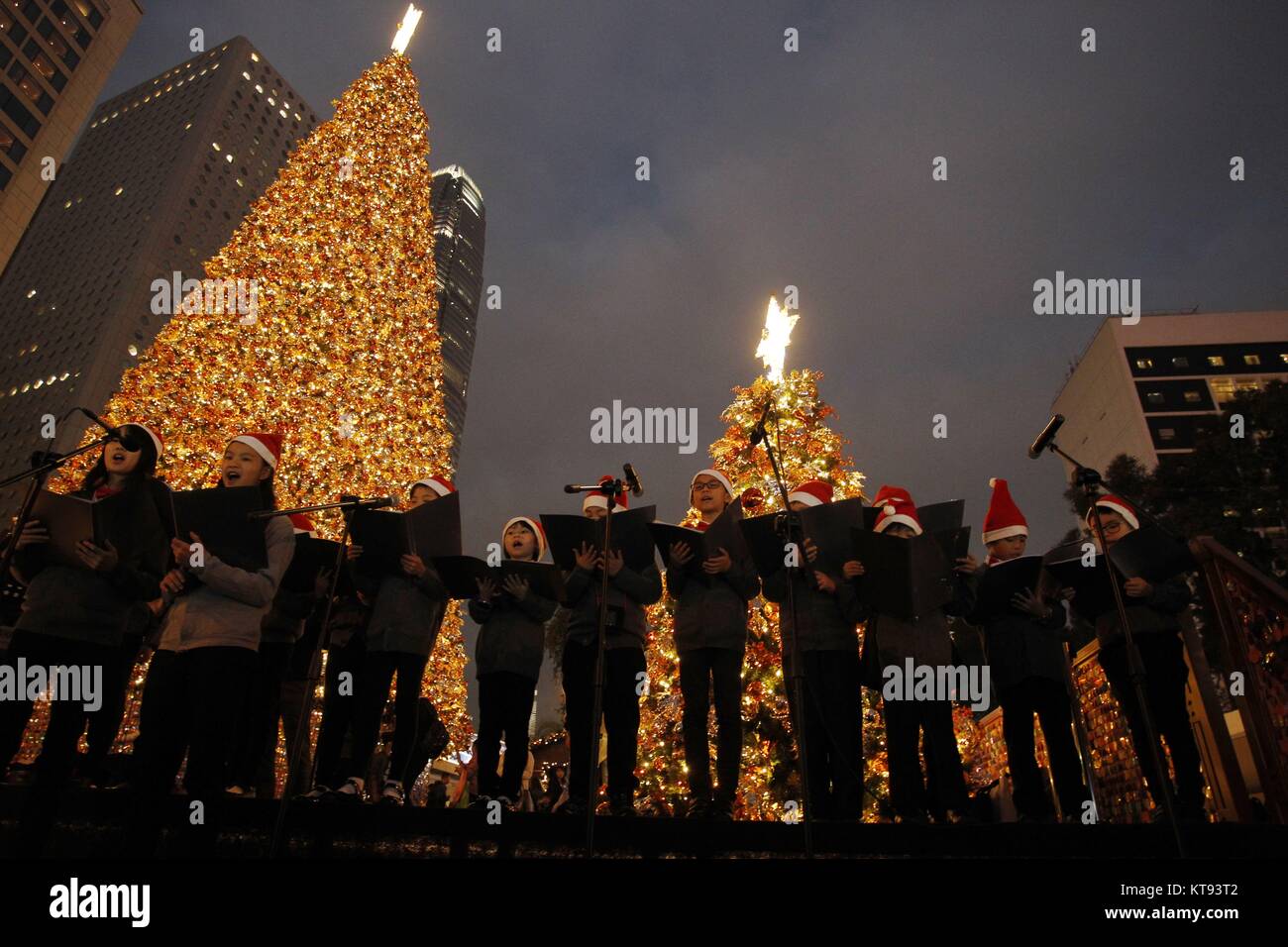 Hong Kong, Chine. 26Th Dec 2017. Les enfants chantent Noël dans le centre financier au niveau central dans le cadre d'un grand arbre de Noël. Les citoyens de Hong Kong sont prêts à célébrer Noël demain. 23-déc.2017 Hong Kong.ZUMA/Liau Chung Ren : Crédit Liau Chung Ren/ZUMA/Alamy Fil Live News Banque D'Images