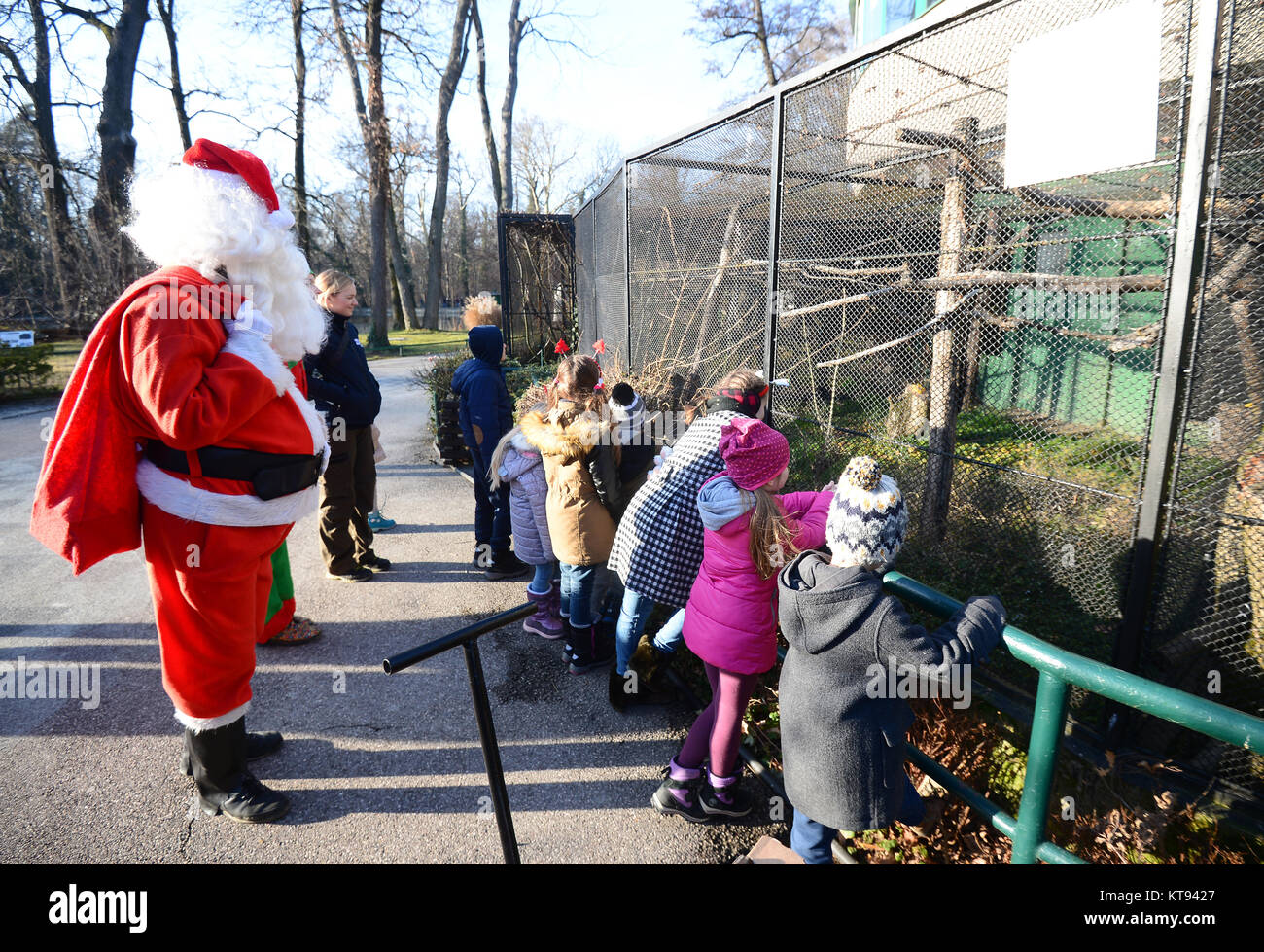 Zagreb, Croatie. 26Th Dec 2017. Un zookeeper habillés en costumes père Noël offre Noël Nourriture pour animaux au zoo de Zagreb, Croatie, le 23 décembre 2017. Credit : Marko Prpic/Xinhua/Alamy Live News Banque D'Images