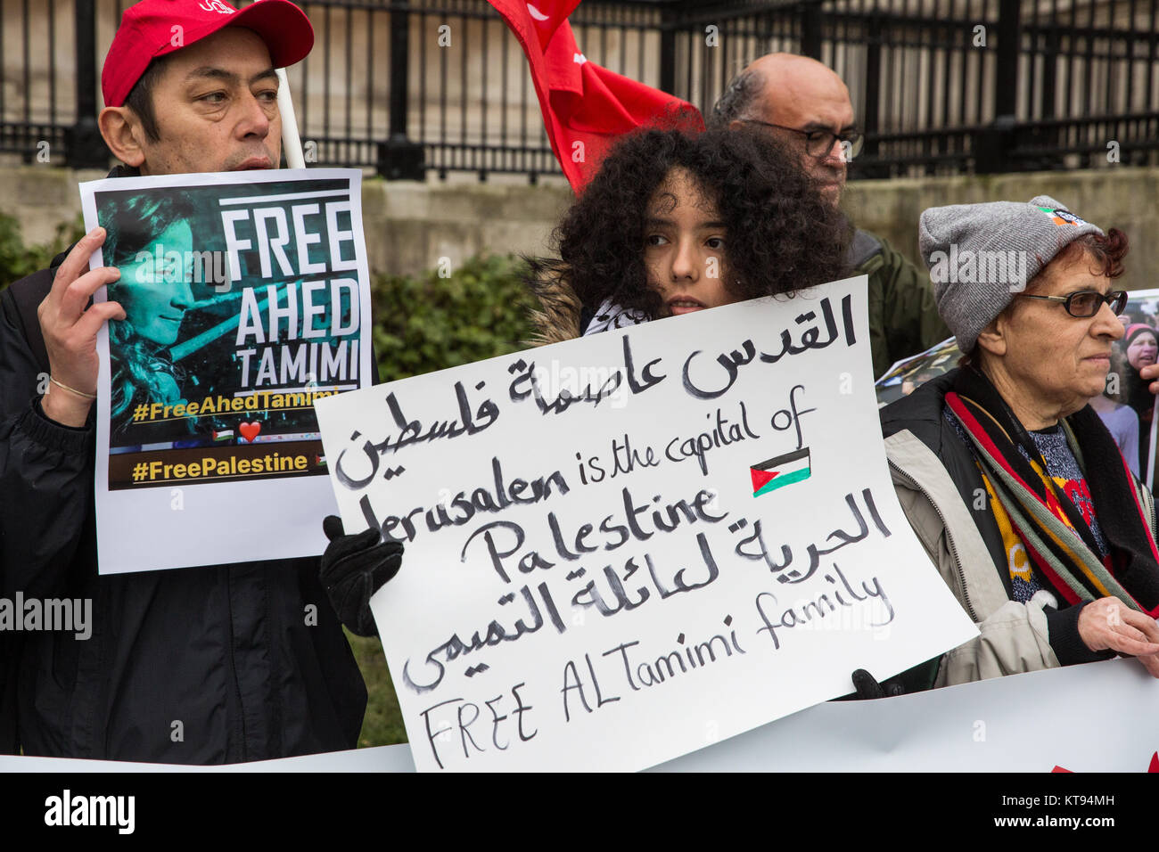 Londres, Royaume-Uni. 26Th Dec 2017. Militants Pro-Palestinian manifestation à Trafalgar Square pour appeler à la libération par les autorités israéliennes de membres de la famille Tamimi, en particulier jeune femme de 16 ans Depas Tamimi, du village de Nabi Saleh en Cisjordanie. Depas Tamimi a été arrêté par des soldats israéliens au cours d'un raid dans sa maison familiale à 4h le 19 décembre. La mère d'upesed, Nariman, et cousin Nour ont aussi été arrêtés. Credit : Mark Kerrison/Alamy Live News Banque D'Images