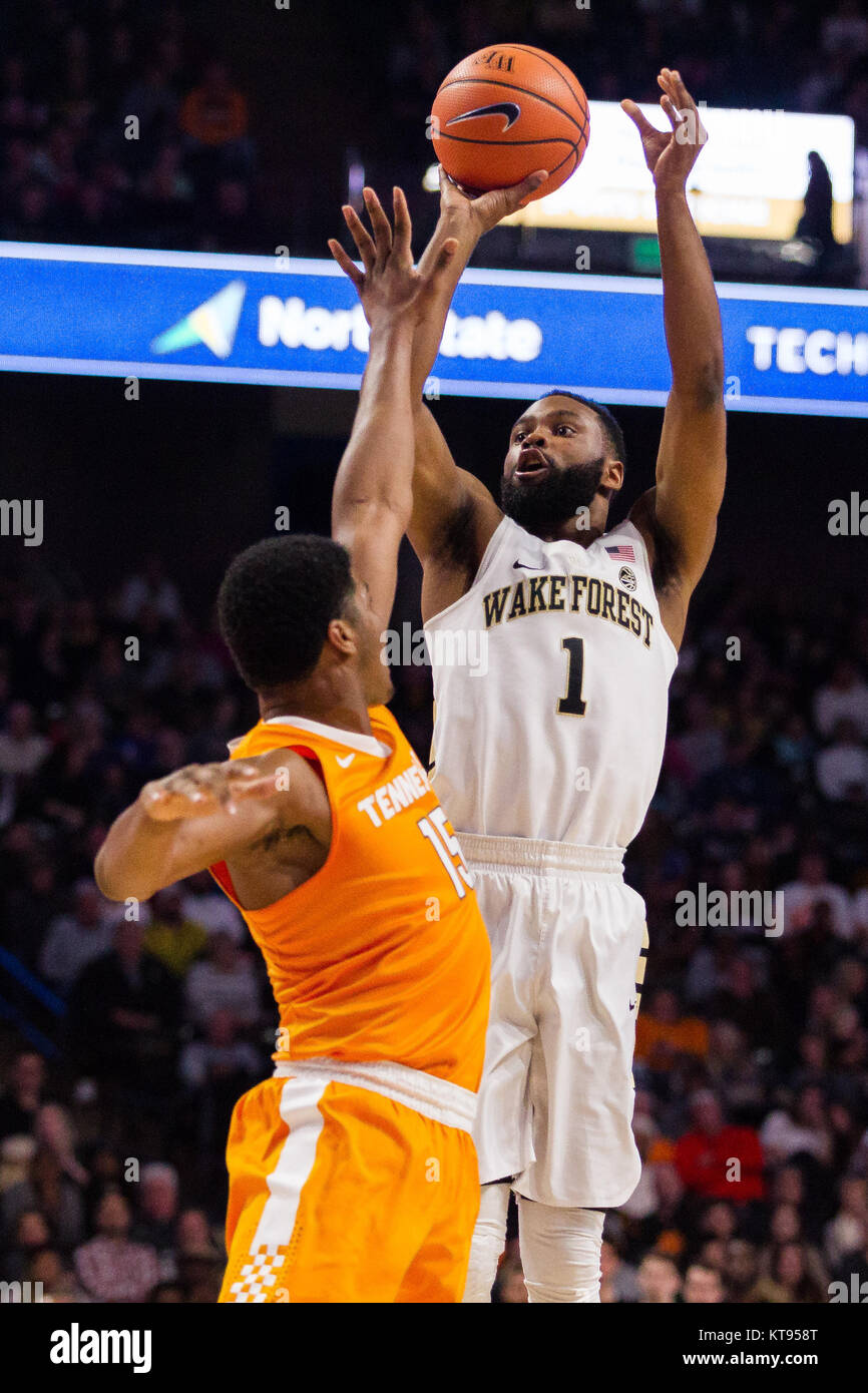 Winston-Salem, NC, USA. 26Th Dec 2017. Service garde forestier Keyshawn Woods (1) tire vers l'avant au Tennessee Derrick Walker (15) dans le match de basket-ball de NCAA à LJVM Coliseum de Winston-Salem, NC. (Scott Kinser/Cal Sport Media) Credit : csm/Alamy Live News Banque D'Images