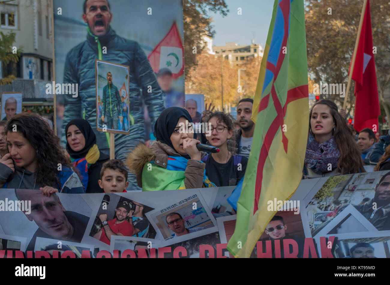 Madrid, Espagne. 26Th Dec 2017. Des centaines de personnes ont protesté marocain à Madrid pour demander la liberté pour les plus de 500 prisonniers politiques du mouvement Rif Hirak dans leur patrie. Credit : Lora Grigorova/Alamy Live News Banque D'Images