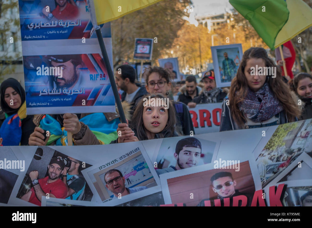 Madrid, Espagne. 26Th Dec 2017. Des centaines de personnes ont protesté marocain à Madrid pour demander la liberté pour les plus de 500 prisonniers politiques du mouvement Rif Hirak dans leur patrie. Credit : Lora Grigorova/Alamy Live News Banque D'Images
