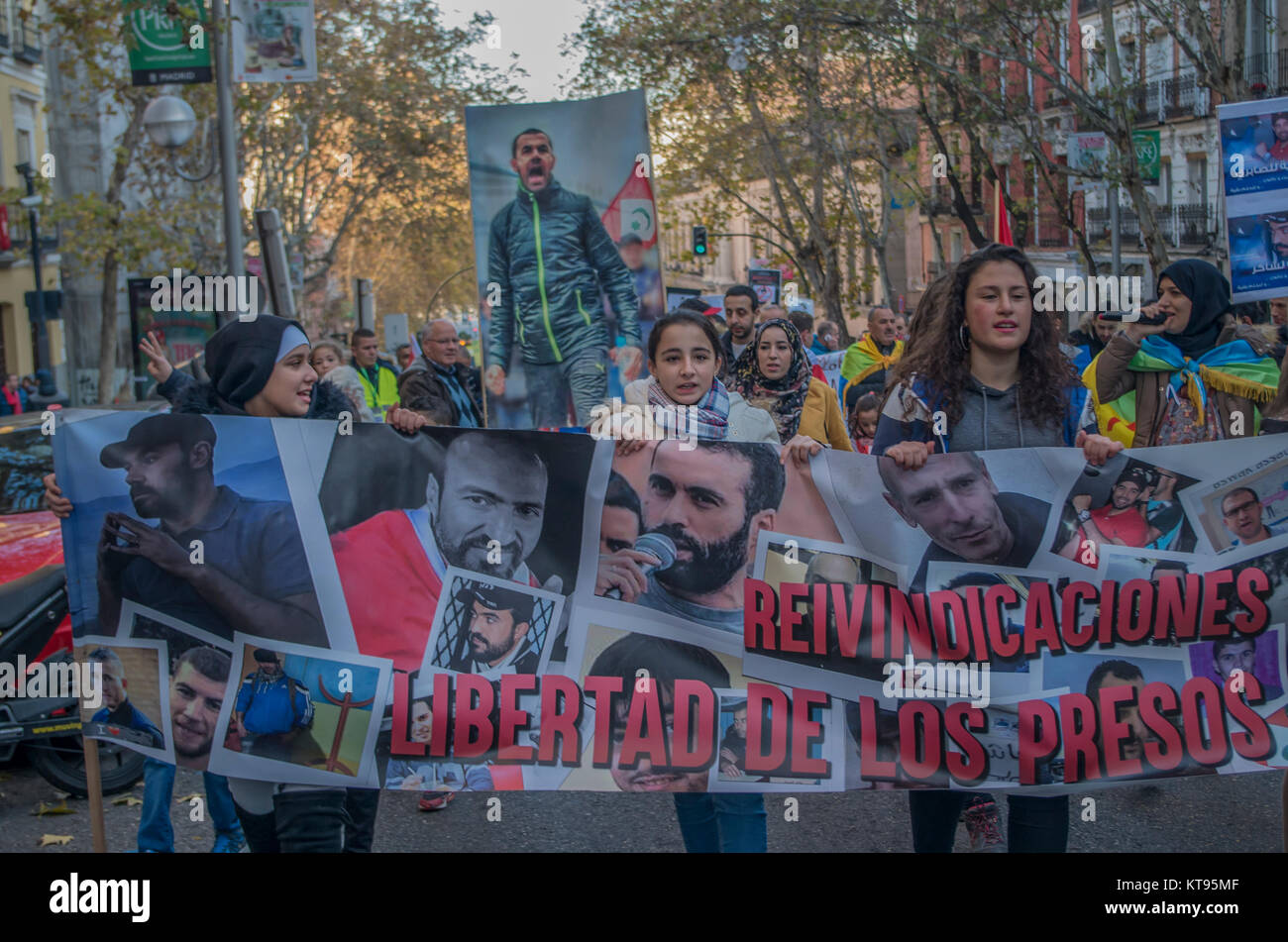 Madrid, Espagne. 26Th Dec 2017. Des centaines de personnes ont protesté marocain à Madrid pour demander la liberté pour les plus de 500 prisonniers politiques du mouvement Rif Hirak dans leur patrie. Credit : Lora Grigorova/Alamy Live News Banque D'Images