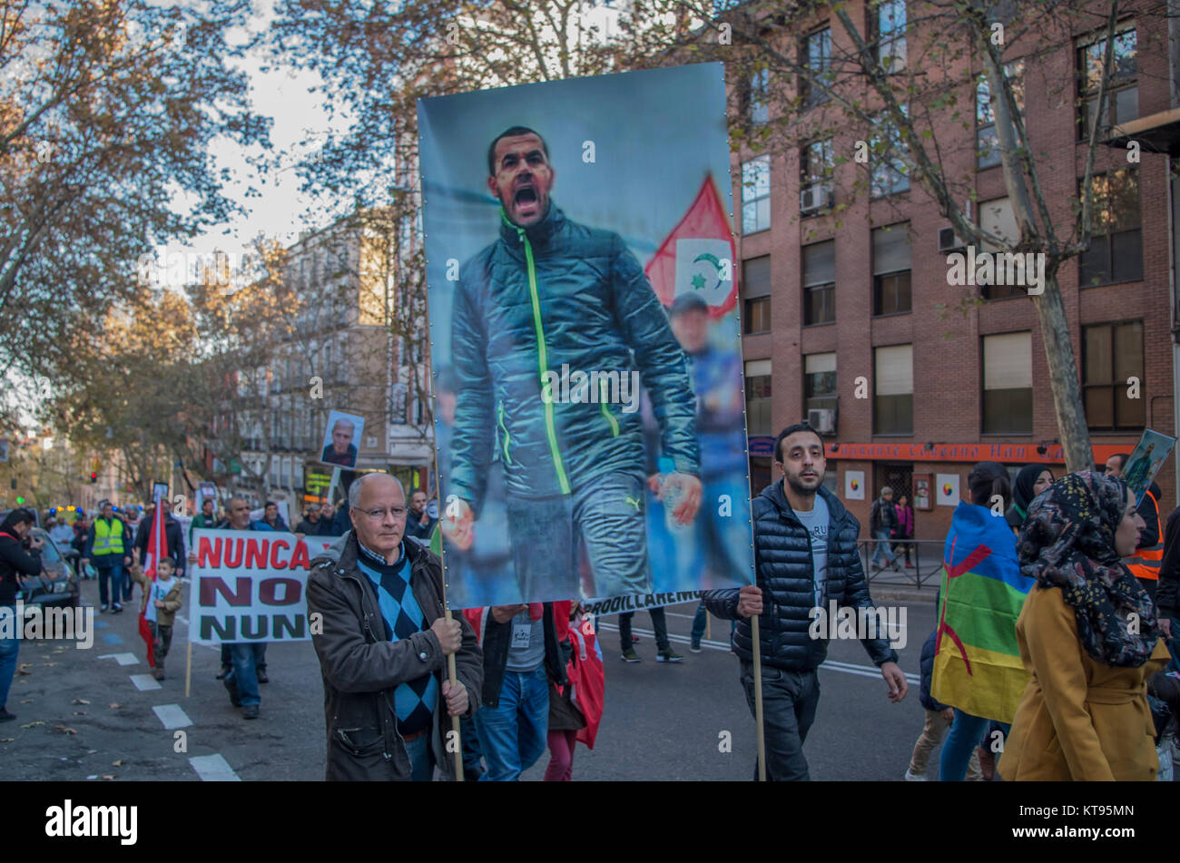 Madrid, Espagne. 26Th Dec 2017. Des centaines de personnes ont protesté marocain à Madrid pour demander la liberté pour les plus de 500 prisonniers politiques du mouvement Rif Hirak dans leur patrie. Credit : Lora Grigorova/Alamy Live News Banque D'Images