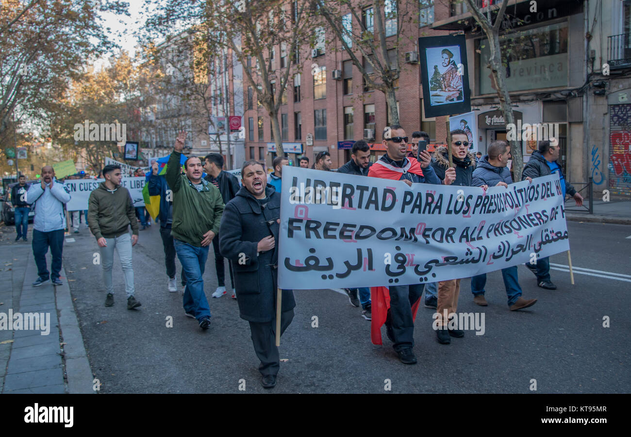 Madrid, Espagne. 26Th Dec 2017. Des centaines de personnes ont protesté marocain à Madrid pour demander la liberté pour les plus de 500 prisonniers politiques du mouvement Rif Hirak dans leur patrie. Credit : Lora Grigorova/Alamy Live News Banque D'Images
