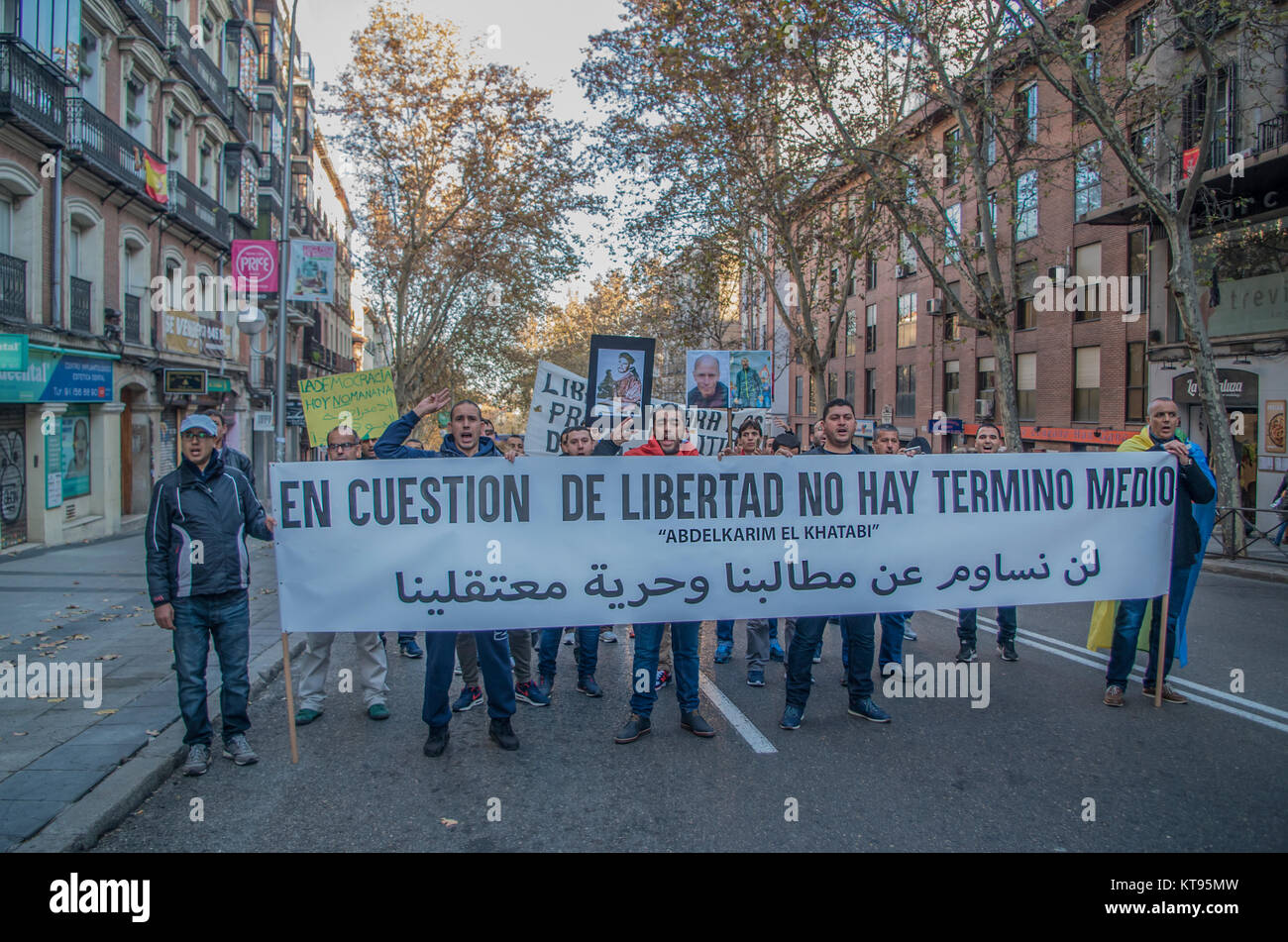 Madrid, Espagne. 26Th Dec 2017. Des centaines de personnes ont protesté marocain à Madrid pour demander la liberté pour les plus de 500 prisonniers politiques du mouvement Rif Hirak dans leur patrie. Credit : Lora Grigorova/Alamy Live News Banque D'Images