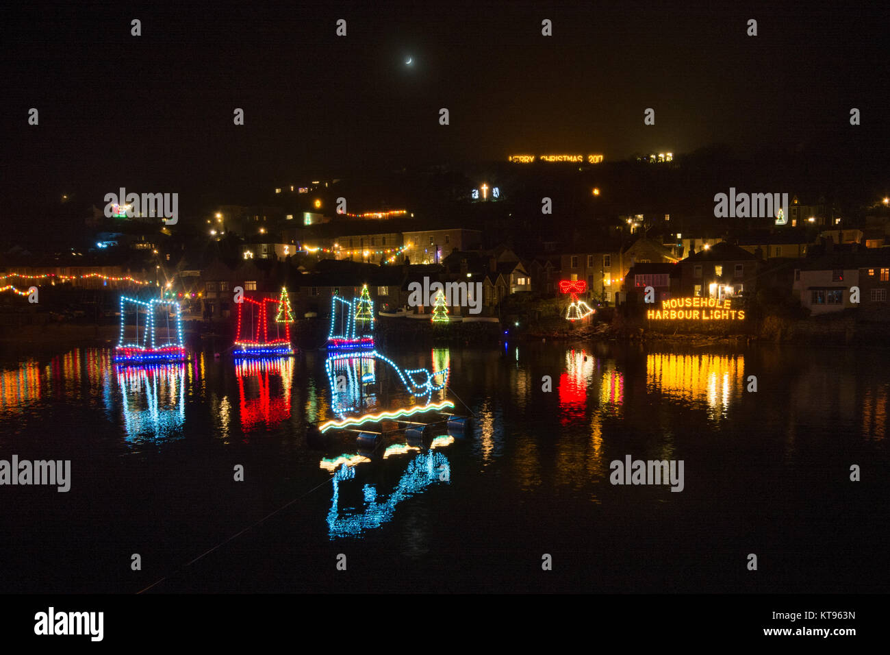 Mousehole, Cornwall, UK. 23 décembre 2017. Tom Bawcocks Eve. Le légendaire Tom Bawcock sauvé le village de Mousehole de famine en allant à la pêche dans une violente tempête. Crédit : Simon Maycock/Alamy Live News Banque D'Images