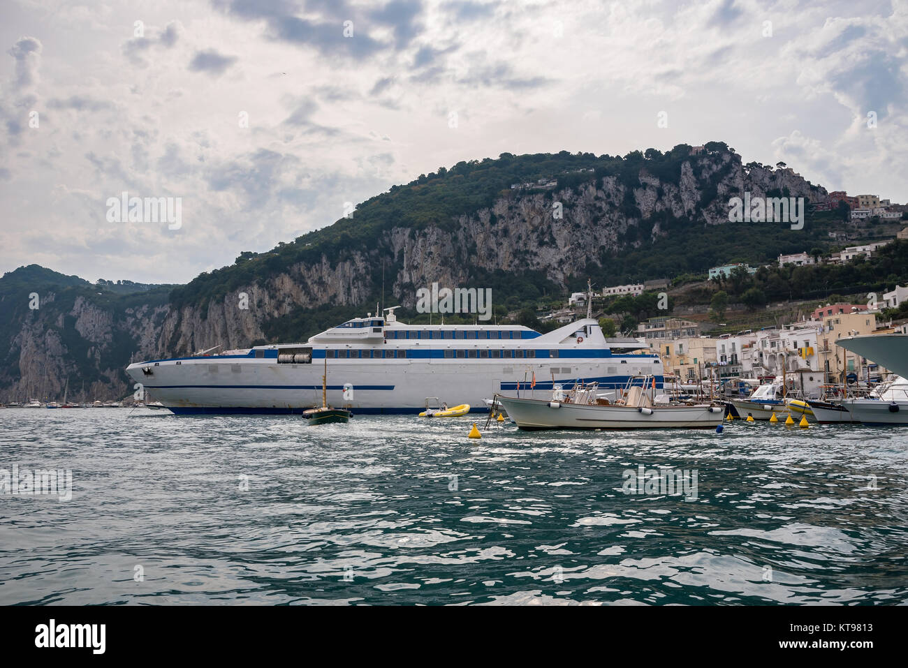 Navire au port de passagers sur l'île de Capri Banque D'Images